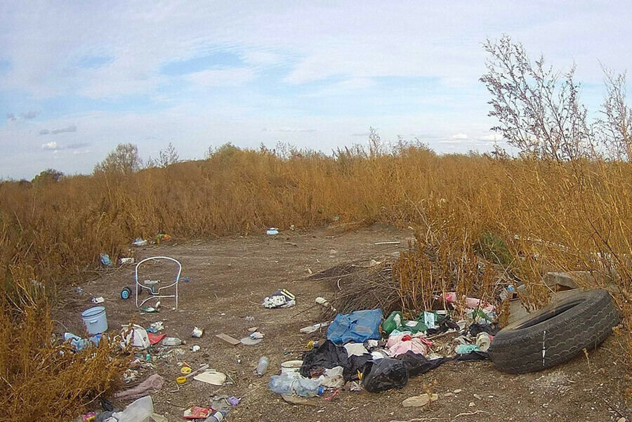 В одном из районов Приамурья плодородный слой почвы перекрыли железом и старой мебелью