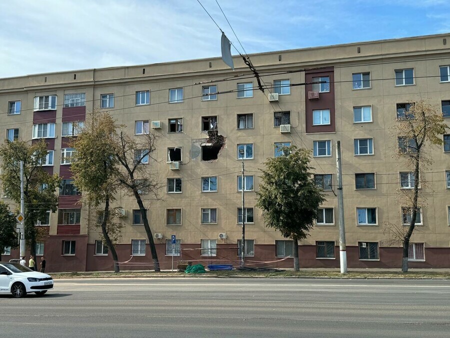 В Курске беспилотник влетел в окно многоэтажки