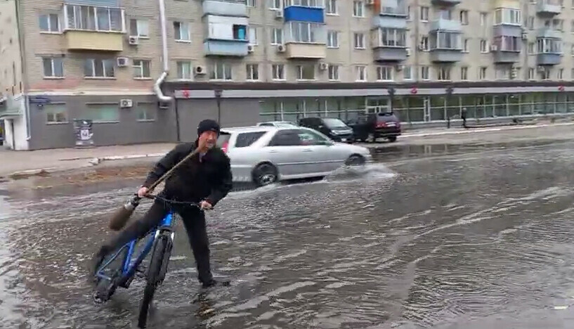 Ни пройти ни обойти на перекрестках в центре Благовещенска после дождя образовались озера фото видео