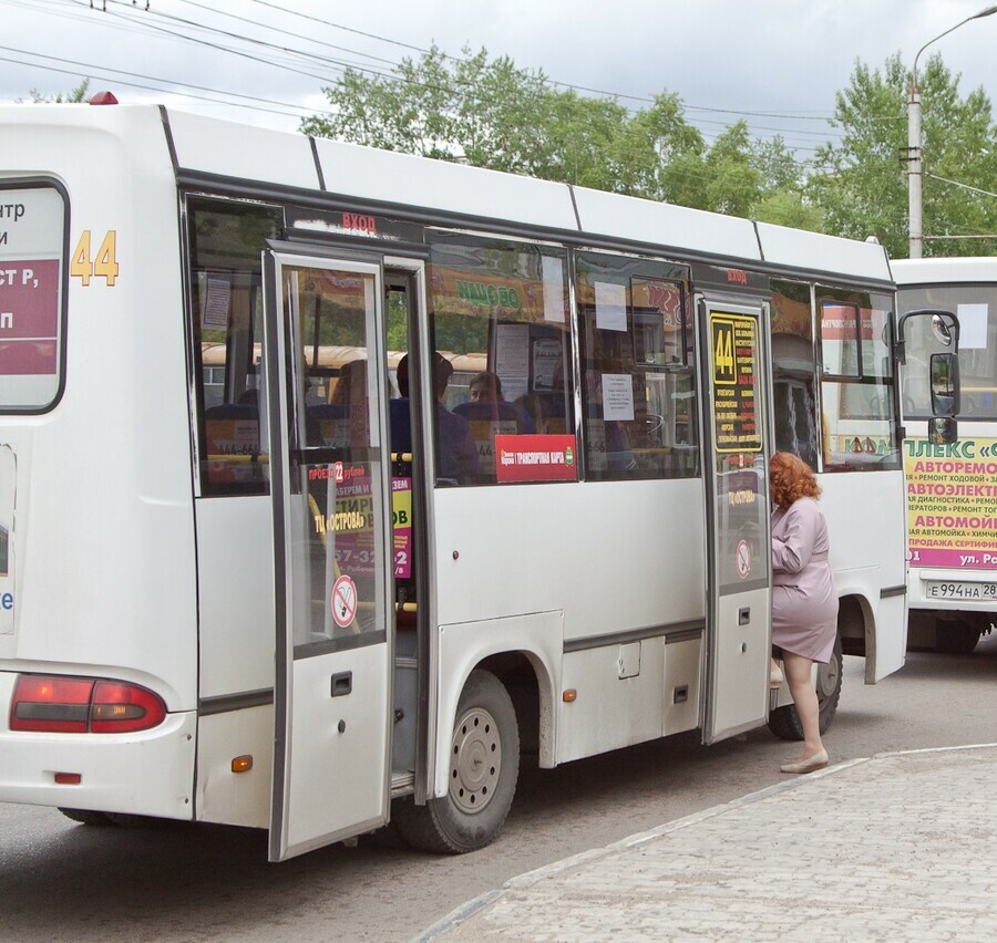 В благовещенском автобусе пассажир взорвал петарду после конфликта с женщиной