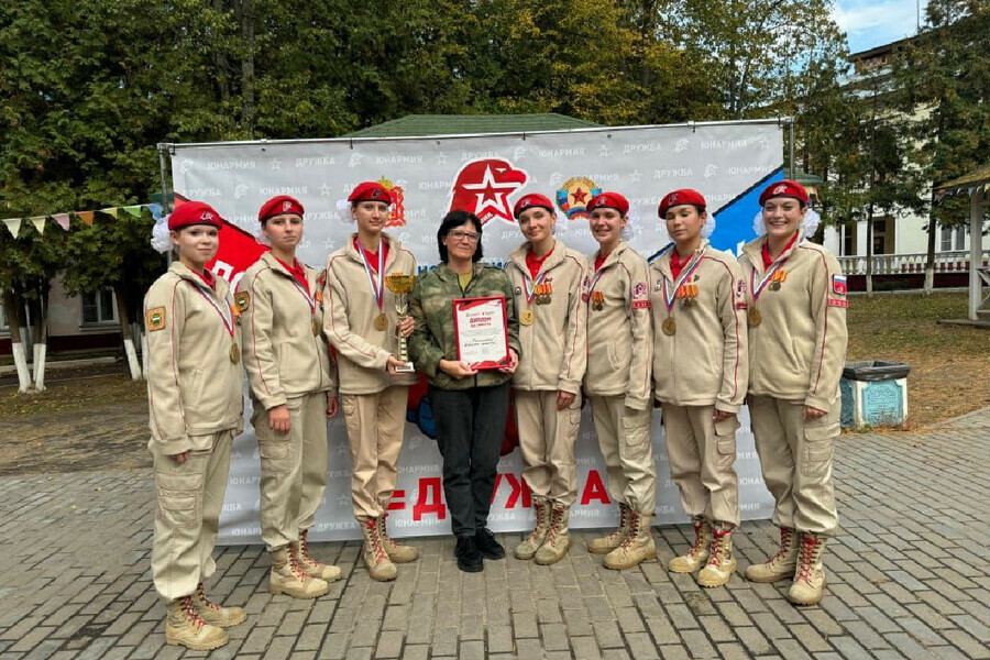 Амурские девушки лучше всех в стране собирают автомат и поют строевые песни