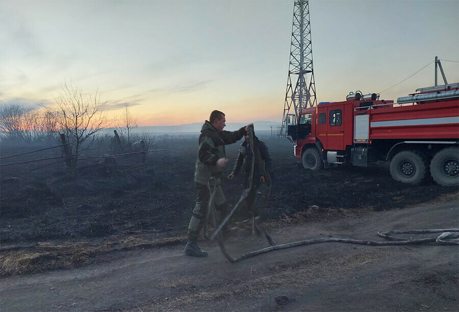 Носили воду и пожарные рукава полицейские помогали тушить пожар в амурском поселке Невер видео