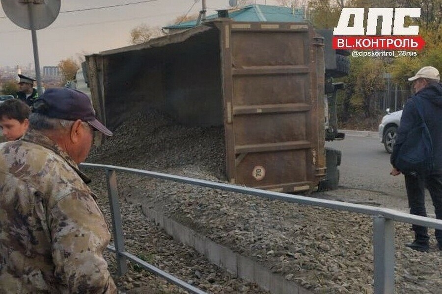 В Чигирях перевернулся самосвал и засыпал камнями припаркованные авто фото