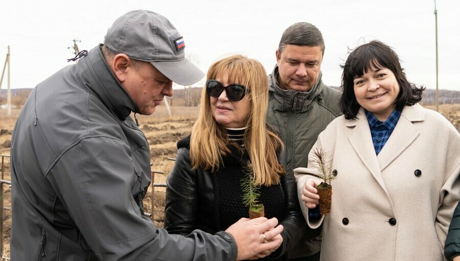 Амурские депутаты взяли в руки сосны и приняли участие в посадке бора 