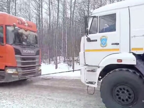 МЧС на севере Амурской области спасатели вызволяют из снежного плена грузовики и обогревают людей