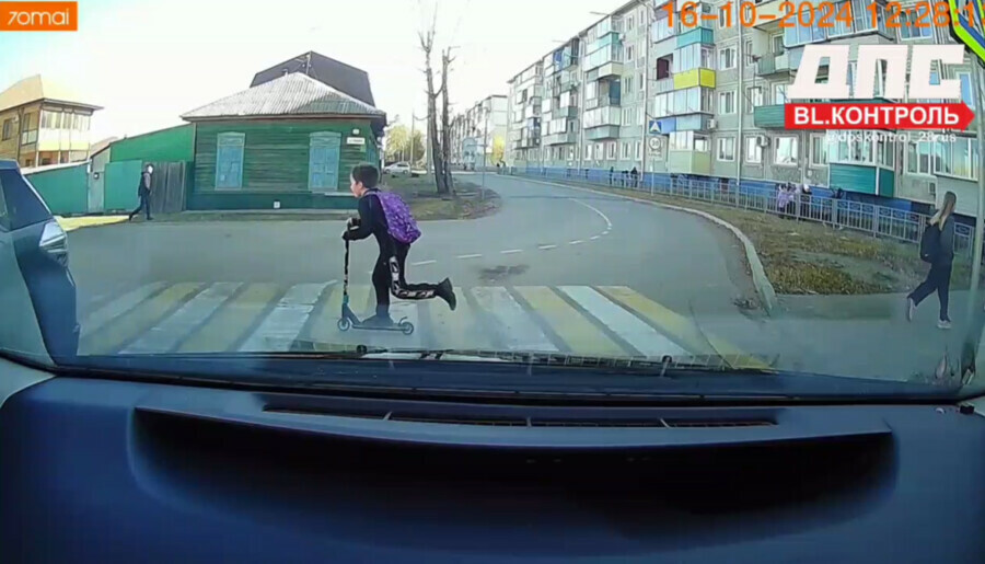 В этом видео прекрасно всё В Благовещенске водитель зафиксировал сразу три нарушения на одном перекрестке