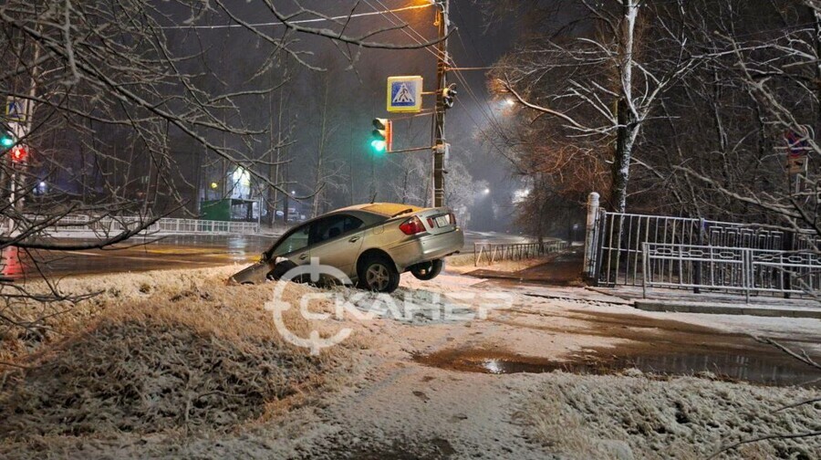 В Благовещенске перед водителем неожиданно закончилась дорога