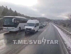 Соцсети на трассе под Свободным в многокилометровую пробку встали сотни машин