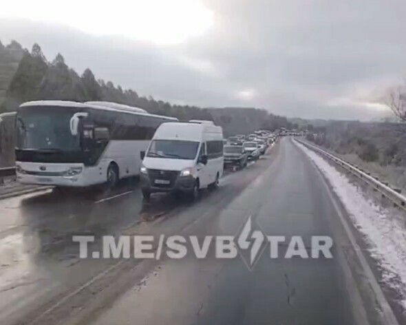 Соцсети на трассе под Свободным в многокилометровую пробку встали сотни машин