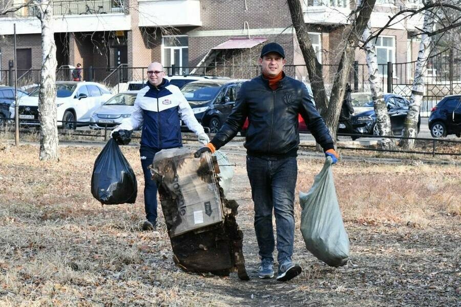 Депутаты Благовещенска сменили официальные костюмы на спортивную форму и перчатки фото