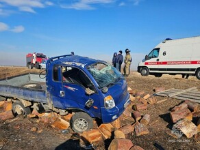 В Амурской области с трассы съехал автомобиль с дровами и перевернулся Понадобилась помощь МЧС фото