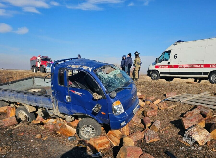 В Амурской области с трассы съехал автомобиль с дровами и перевернулся Понадобилась помощь МЧС фото