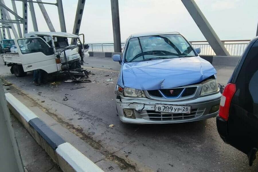 ДТП из трех авто стало причиной затора на мосту через Зею в Благовещенске фото