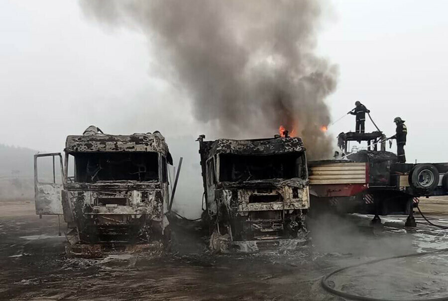 Пожар на федеральной трассе в Амурской области локализован Фуры выгорели полностью фото