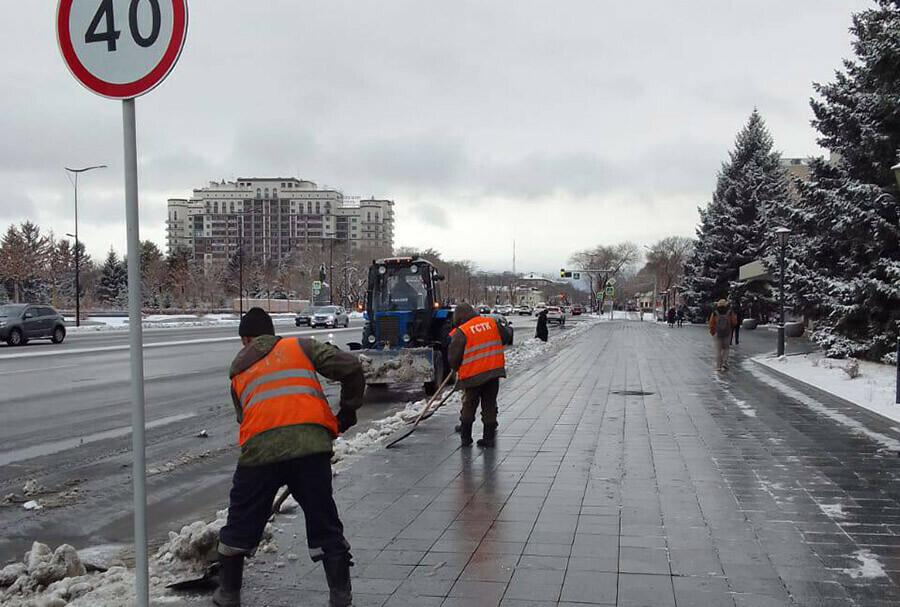 На очистке улиц работают десятки рабочих мэр Благовещенска просит горожан не создавать им трудности видео