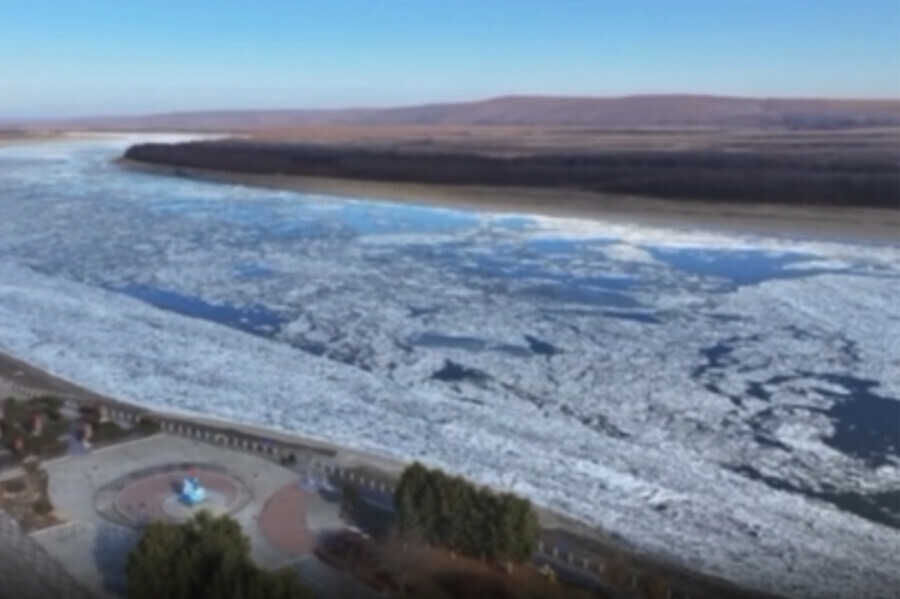 Амур покрывается льдом между Амурской областью и Китаем видео