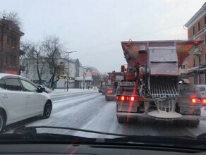 В столице Приамурья продолжают убирать улицы от снега