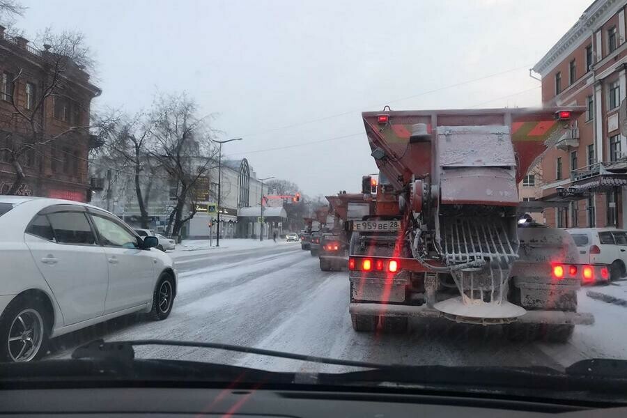 В столице Приамурья продолжают убирать улицы от снега