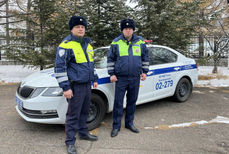 Он нес кисть своей руки в Благовещенске полицейские мигом  доставили мужчину с травмой в больницу видео