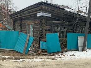 В Приамурье иномарка разнесла забор старинного дома В очередной раз водитель скрылся