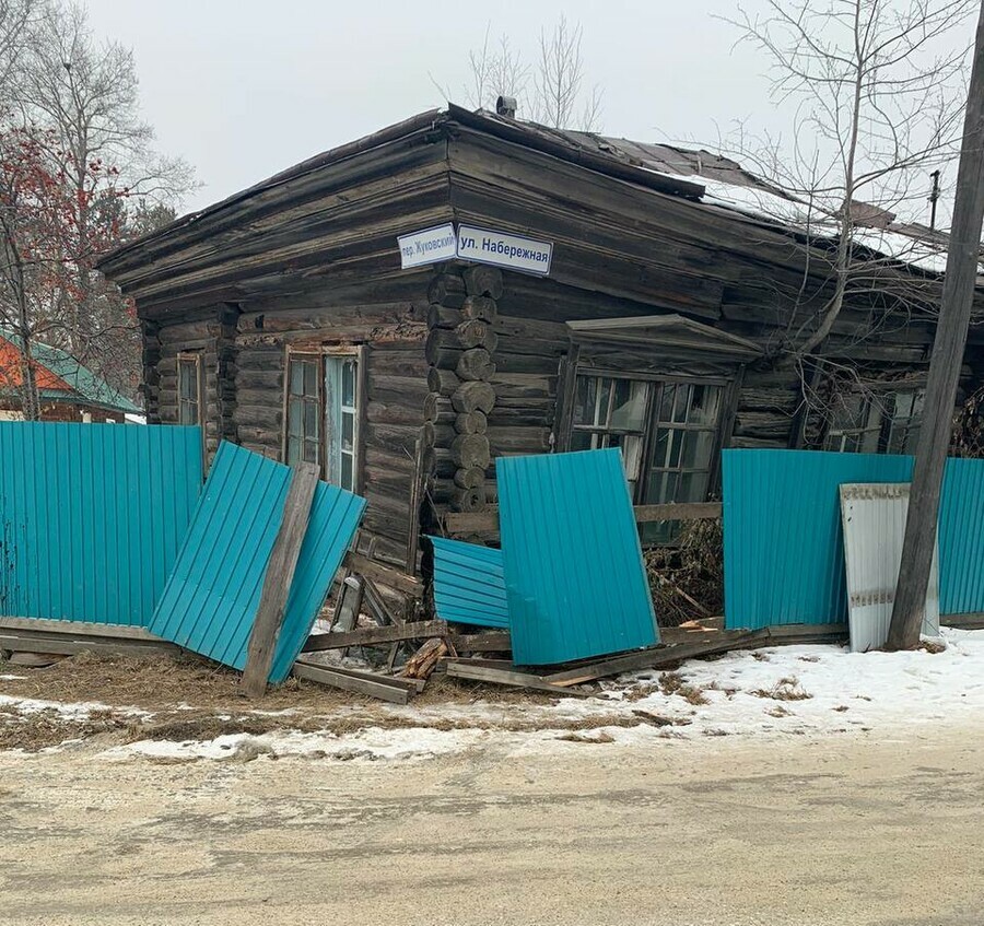 В Приамурье иномарка разнесла забор старинного дома В очередной раз водитель скрылся