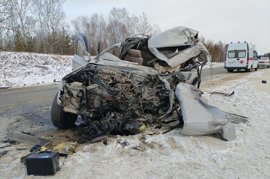 Жесткое ДТП произошло на трассе в Амурской области столкнулись джип и грузовик фото