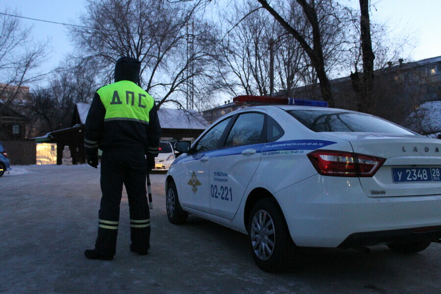 Самые настоящие люди и сотрудники в Благовещенске полицейские помогли доставить в больницу задыхавшуюся девочку