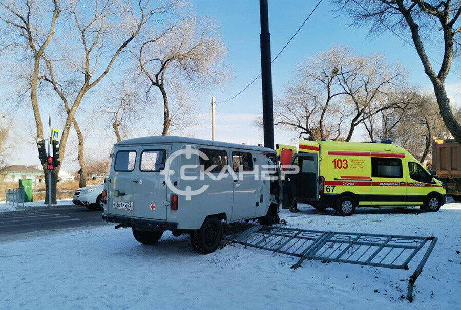 В Благовещенске медицинский УАЗ въехал в леера и электроопору Водителя увезли на скорой видео