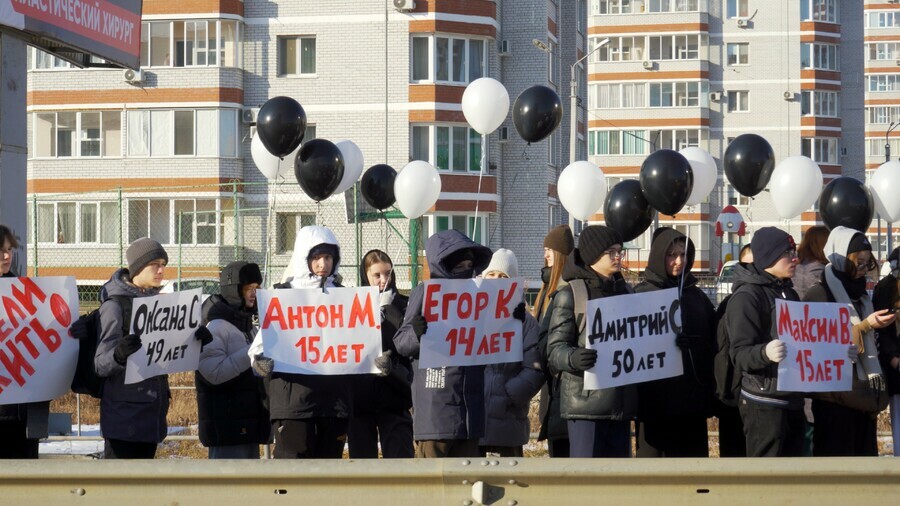 На улице Василенко где пьяный водитель сбил пешеходов почтили память жертв ДТП видео