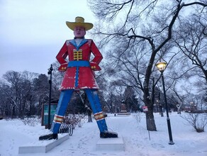 Благовещенцы увидели огромную новогоднюю фигуру в центре города фото