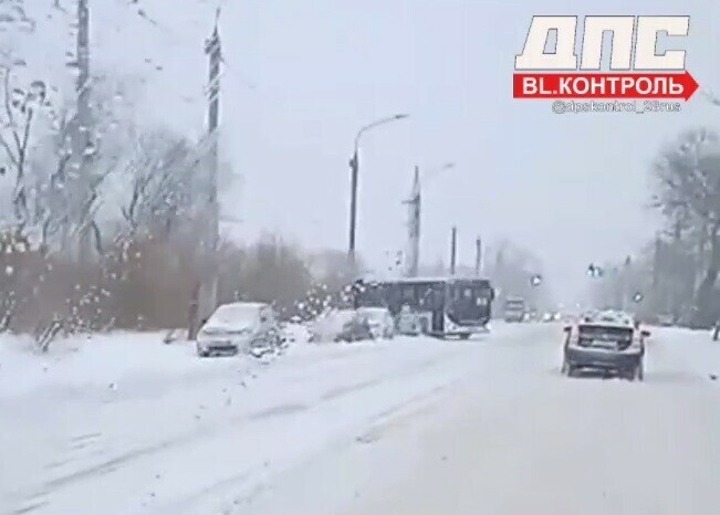 Пассажирский автобус в Благовещенске занесло в столб видео