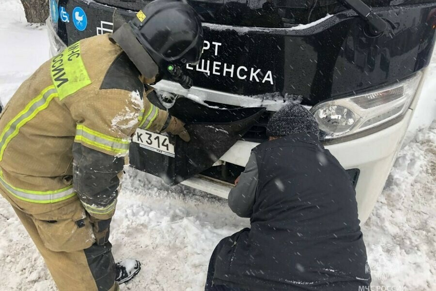 Благовещенцам помогают выбраться из сугробов огнеборцы МЧС фото