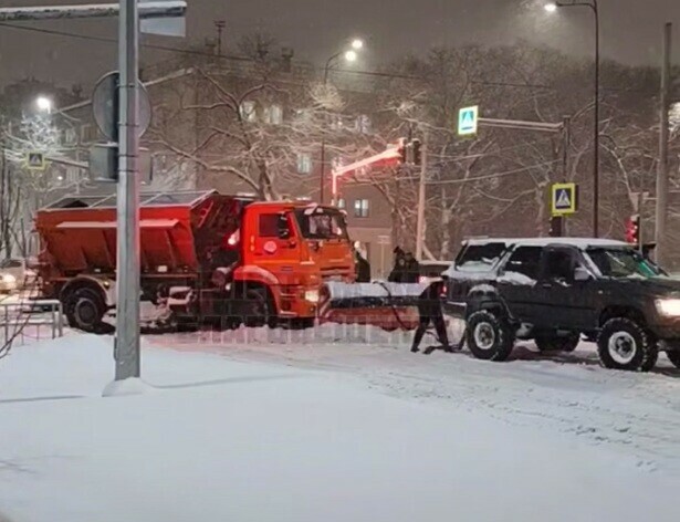 В Благовещенске в снегу застряла снегоуборочная техника видео