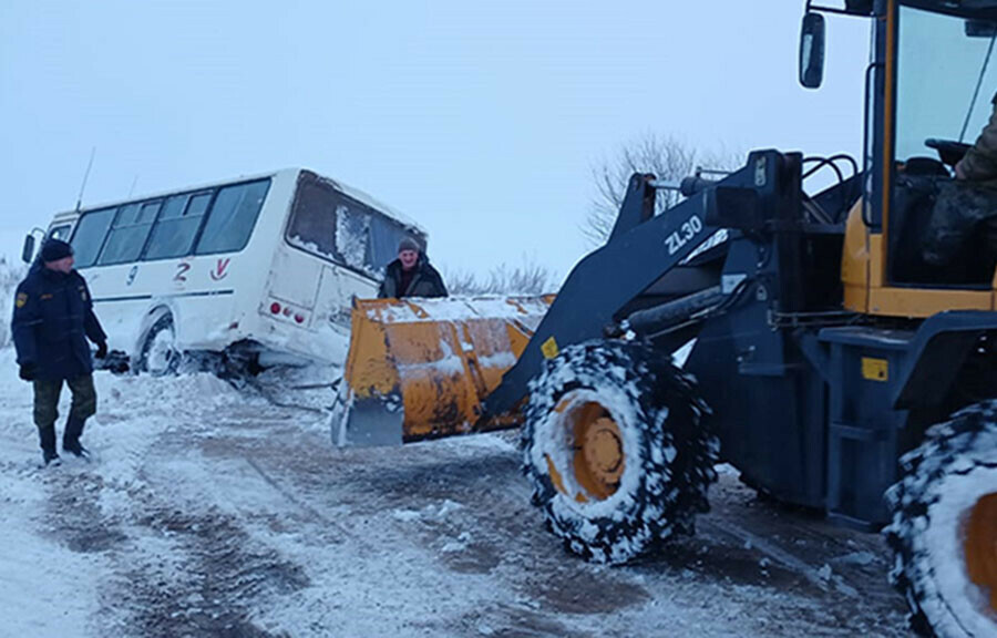 Скорая рейсовые автобусы КамАзы застревают в снегу спасатели помогают людям по всей Амурской области фото