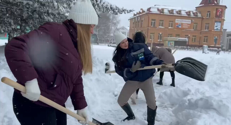 С задоринкой в Белогорске уборка снега чиновниками превратилась в веселое мероприятие