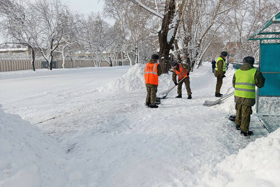 Белогорску убирать снег после циклона помогли военнослужащие фото