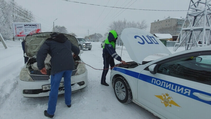 В Амурской области на помощь попавшим в снежный плен приходят полицейские видео