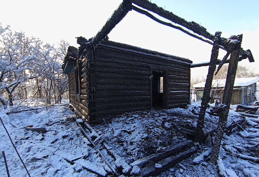 Один вышел сам другого вынесли на руках третий погиб в Амурской области дотла сгорел дом