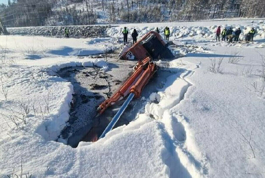 В Тындинском округе подняли из воды экскаватор и обнаружили тело машиниста