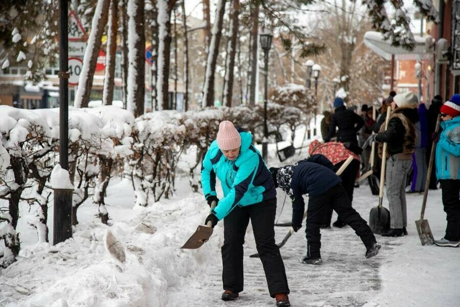 Общегородской субботник в Благовещенске в самом разгаре Где почистили тротуары 