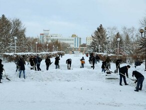 Десятки тысяч амурчан вышли на борьбу с последствиями исторического снегопада 