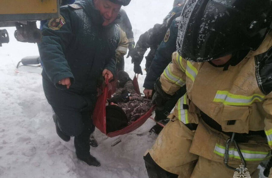 Три грузовика столкнулись в Амурской области В одном зажало мужчину фото