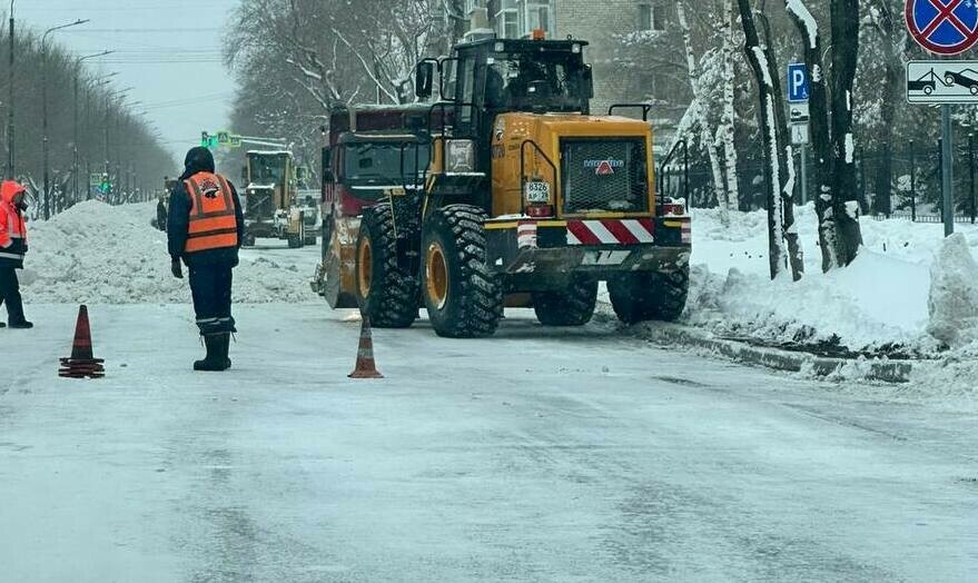 Чтобы убрать снег и наледь в центре Благовещенска частично перекрыли магистраль фото