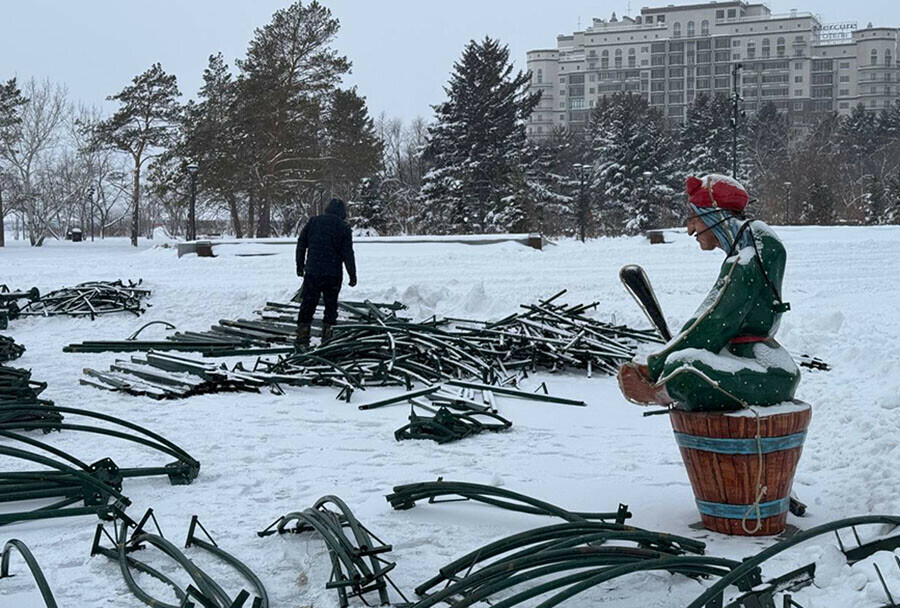 На центральной площади Благовещенска монтируют новогоднюю елку