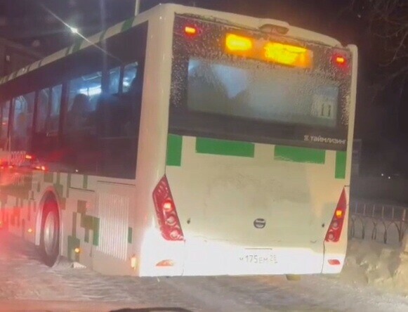 Автобус с пассажирами грубо нарушивший ПДД заметили в Благовещенске видео 