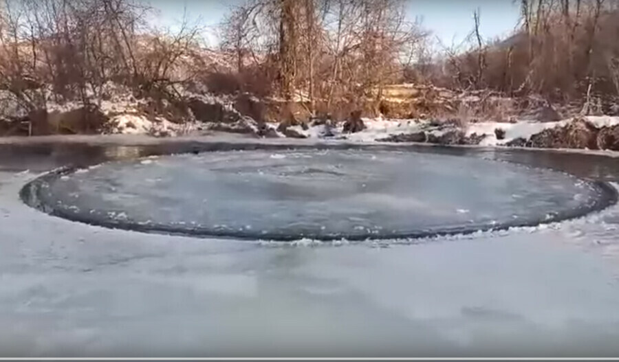 Редкое природное явление  танцующую льдину  сняли на озере видео