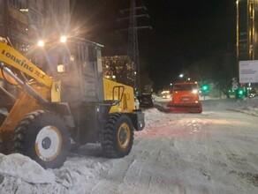 Перечислены улицы где ночью в Благовещенске убирали снег Одну машину эвакуировали фото видео 