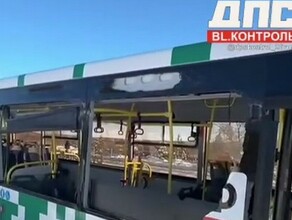 Пассажирский автобус столкнулся с экскаватором в районе 17го километра Новотроицкого шоссе