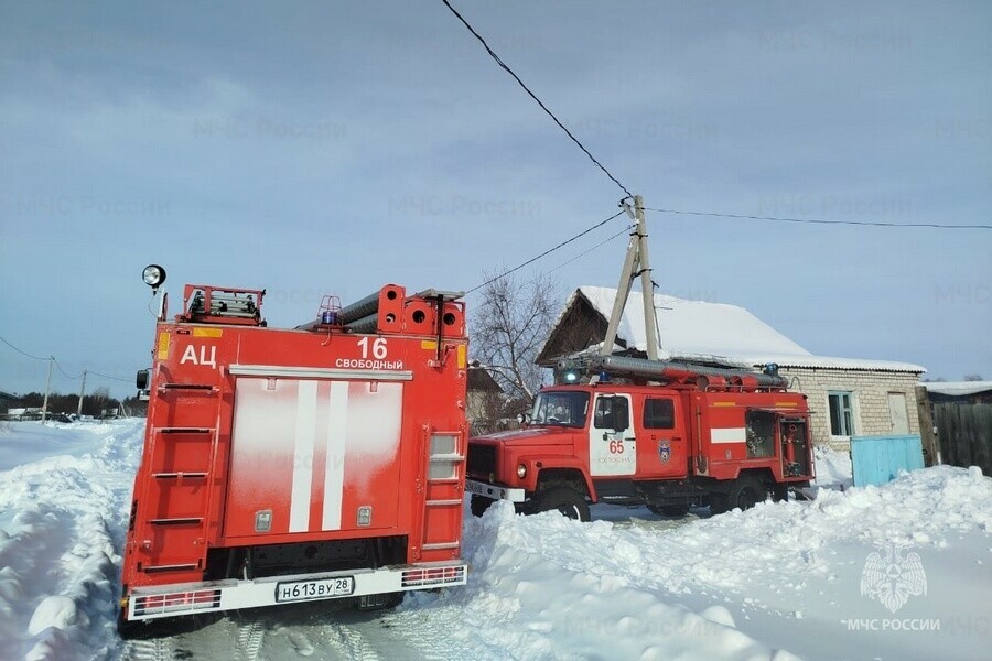 Амурчанина вытащили из горящего дома однако спасти его не удалось фото 