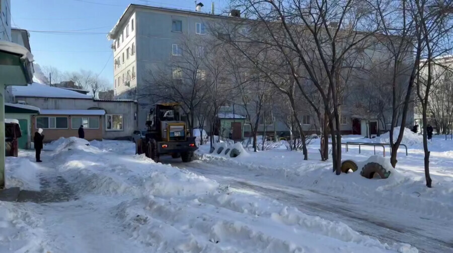 Мэрия Благовещенска в городе от снега очистили более 90 дворов